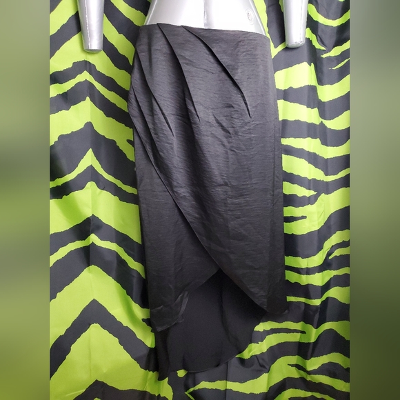 Black Tulip Skirt, Hi-Low/Asymmetrical, Size Large NWT - Picture 2 of 12